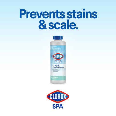Clorox Pool&Spa líquido en mano demostrando textura clara y segura