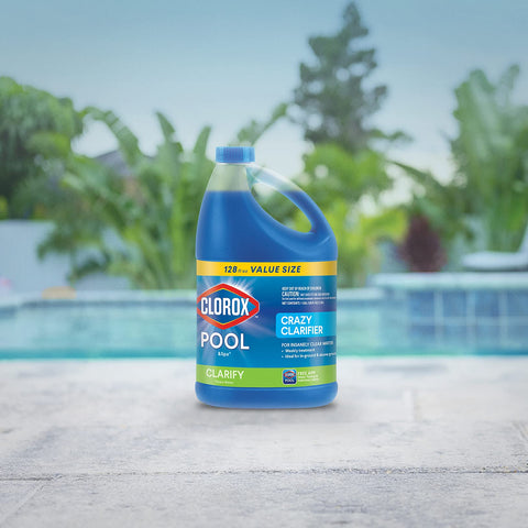 CLOROX Pool&Spa vertido alrededor del borde profundo para clarificar agua