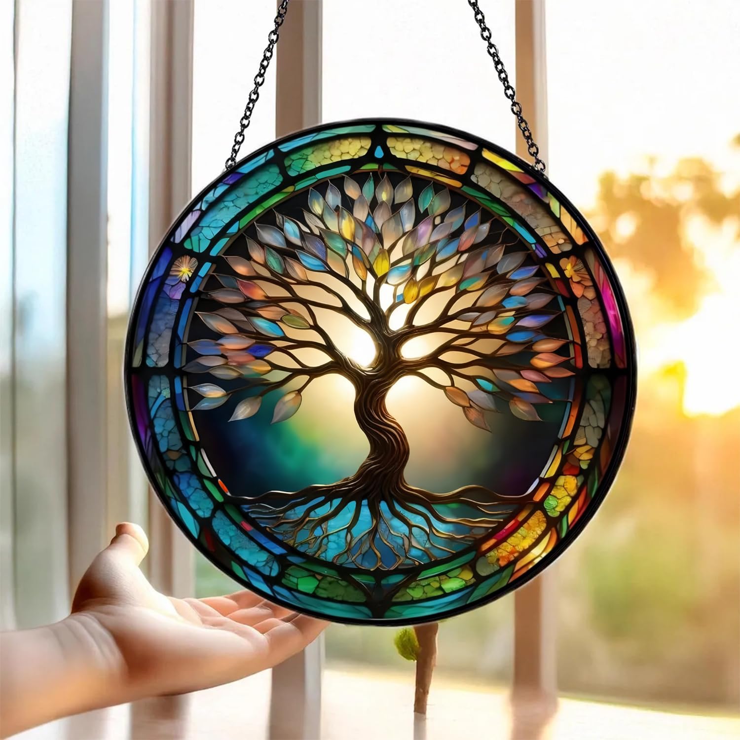 Generic Colorful Tree of Life Suncatcher comparación de tamaño junto a mano para escala clara