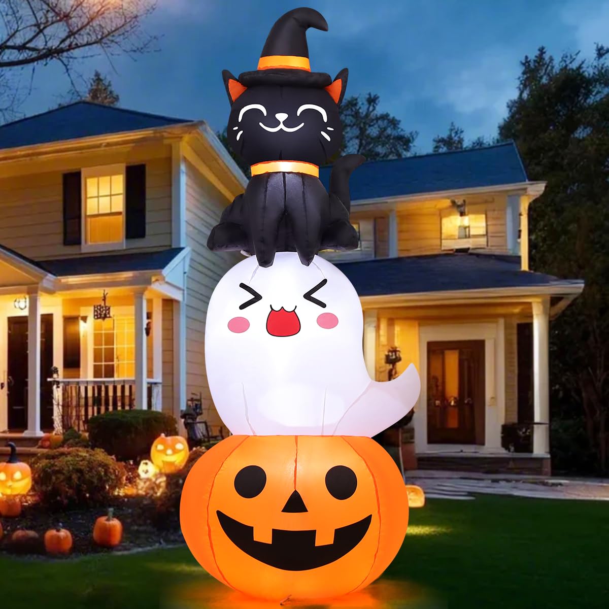 COMIN inflable frontal mostrando calabaza fantasma y gato iluminados, atrae miradas