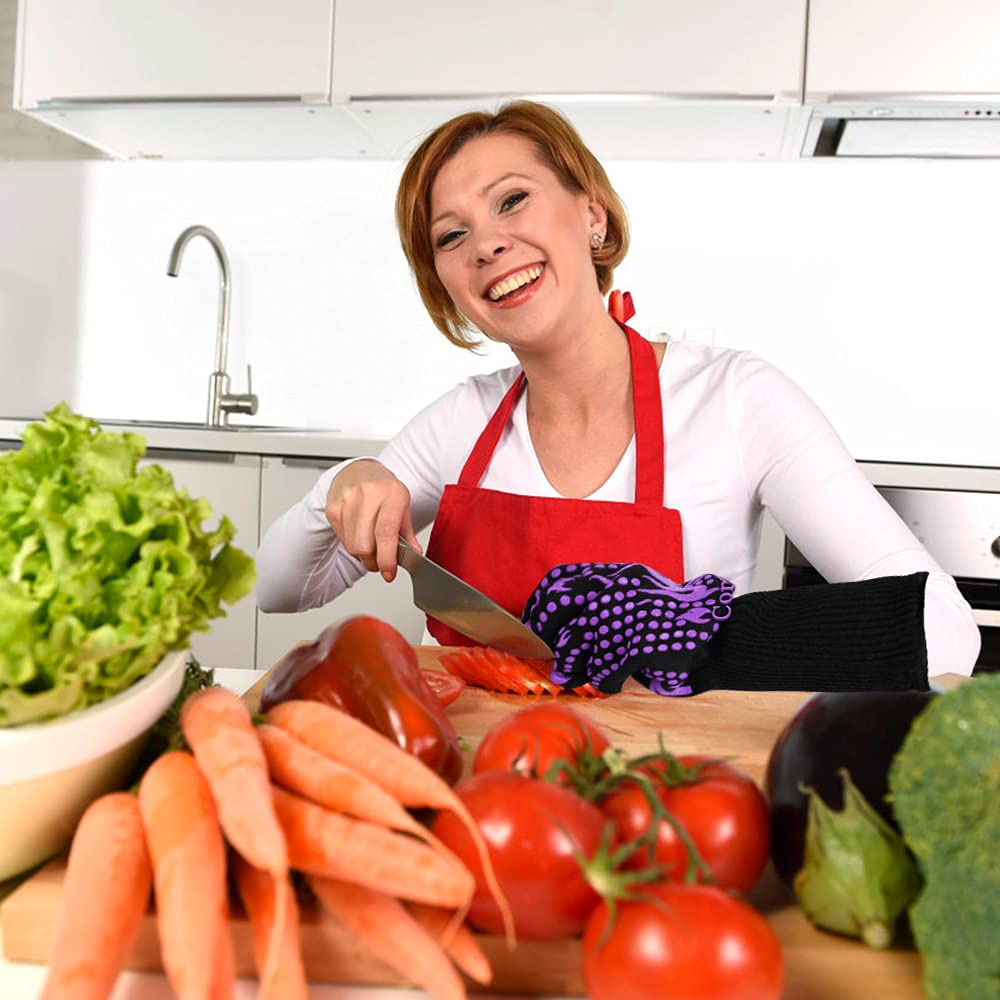 Comsmart guantes en cocina estilizada mostrando uso cotidiano seguro