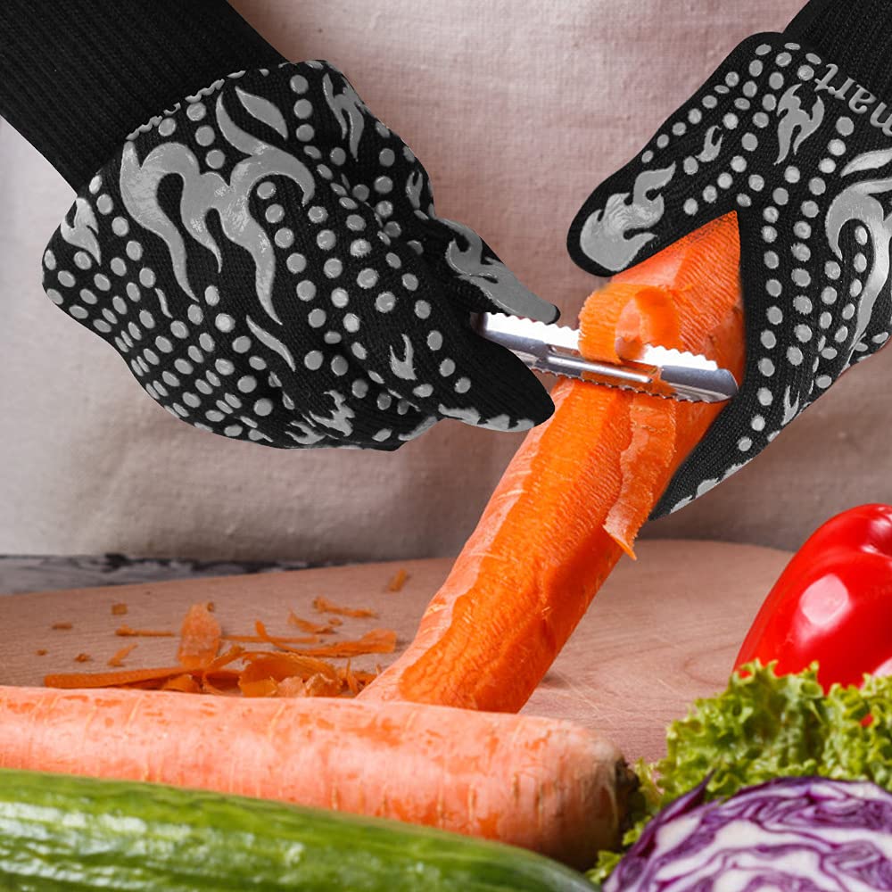 Comsmart guantes en cocina con bandeja caliente demostrando protección