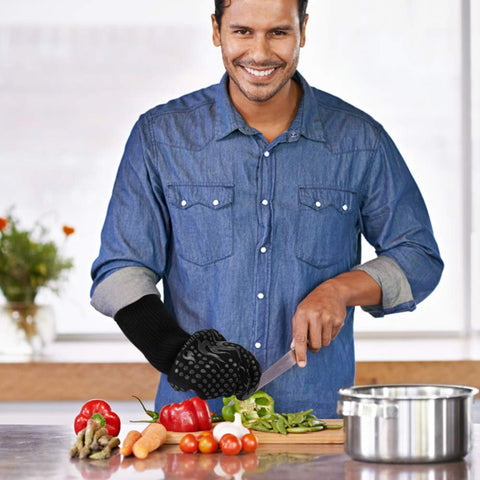 Comsmart guantes en cocina mostrando uso cotidiano y confort