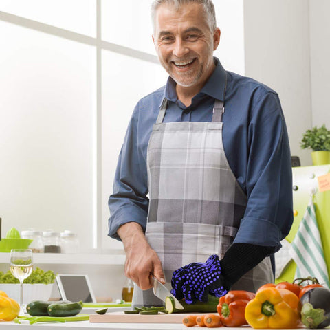 Comsmart guantes colocados en cocina mostrando uso cotidiano seguro
