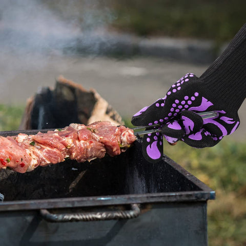 Comsmart guantes sacando bandeja del horno demostrando protección