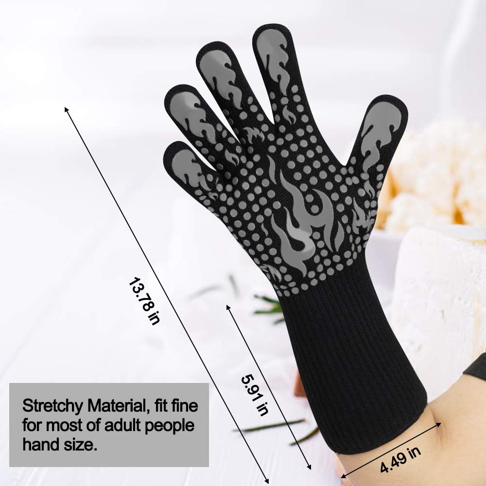 Comsmart guantes en uso junto a una parrilla ofreciendo confianza al voltear alimentos