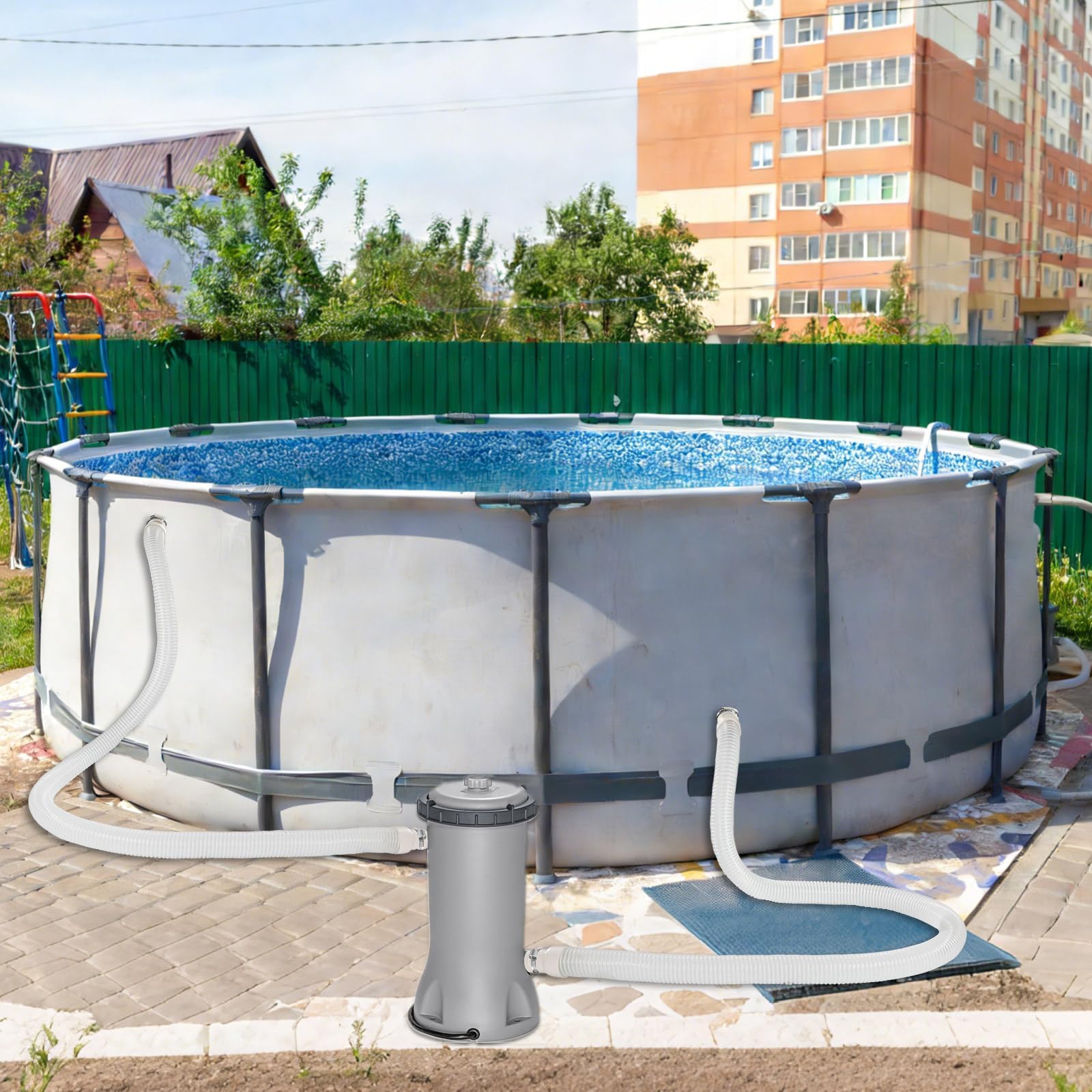Conderyang manguera instalada en piscina elevada demostrando uso doméstico