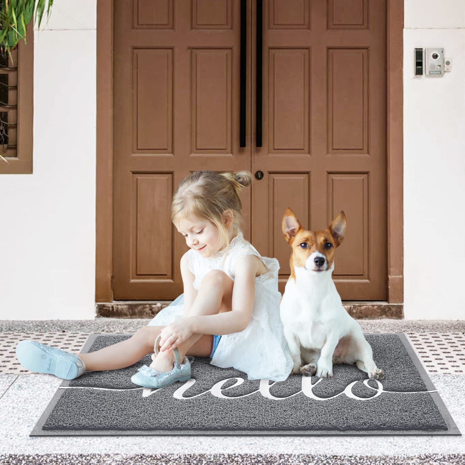 CozyBounty felpudo siendo limpiado con manguera para mantenimiento fácil