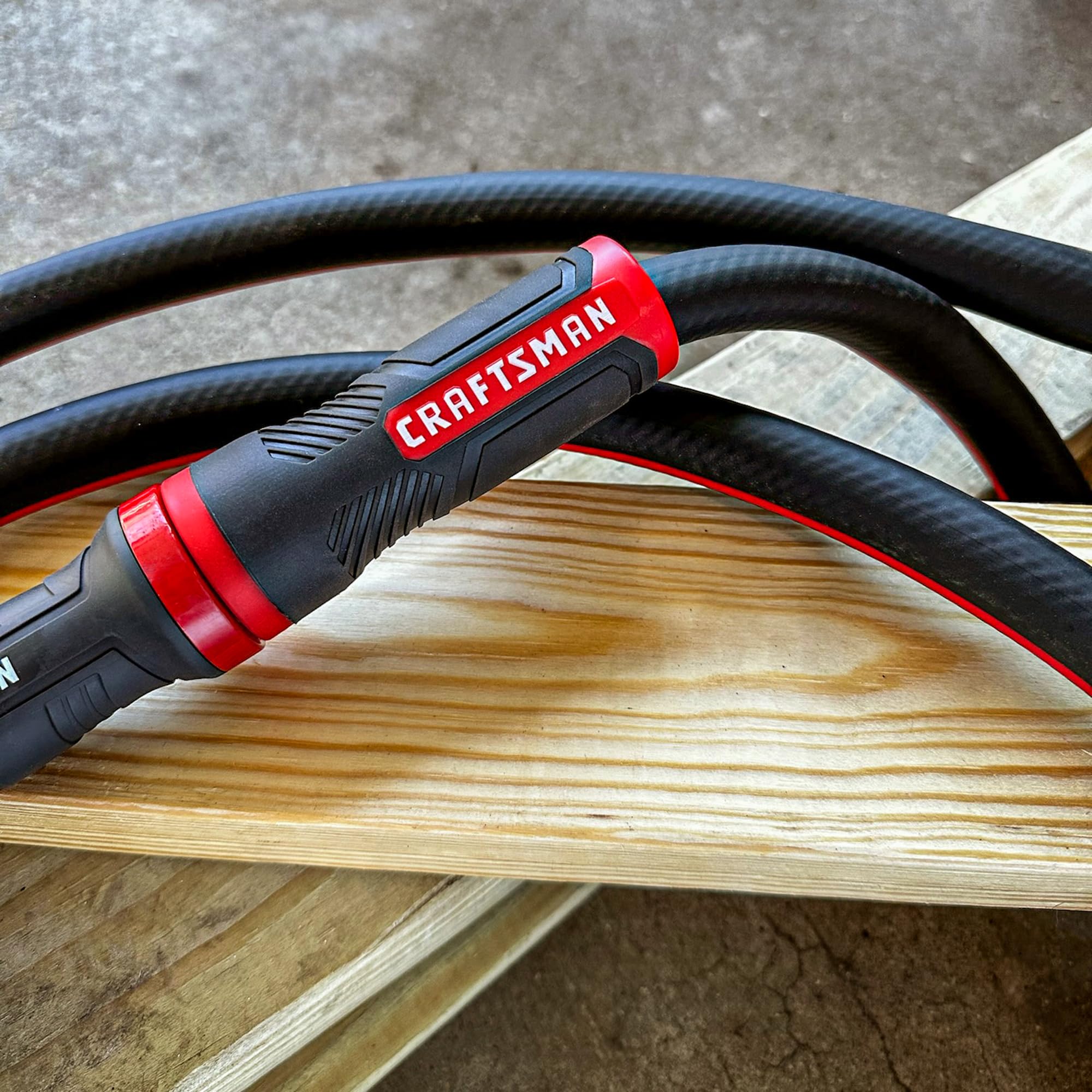 Craftsman manguera en escena exterior con jardín demostrando versatilidad