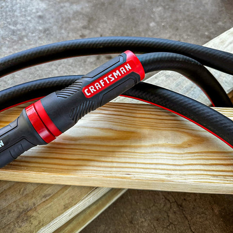 Craftsman manguera en escena exterior con jardín demostrando versatilidad