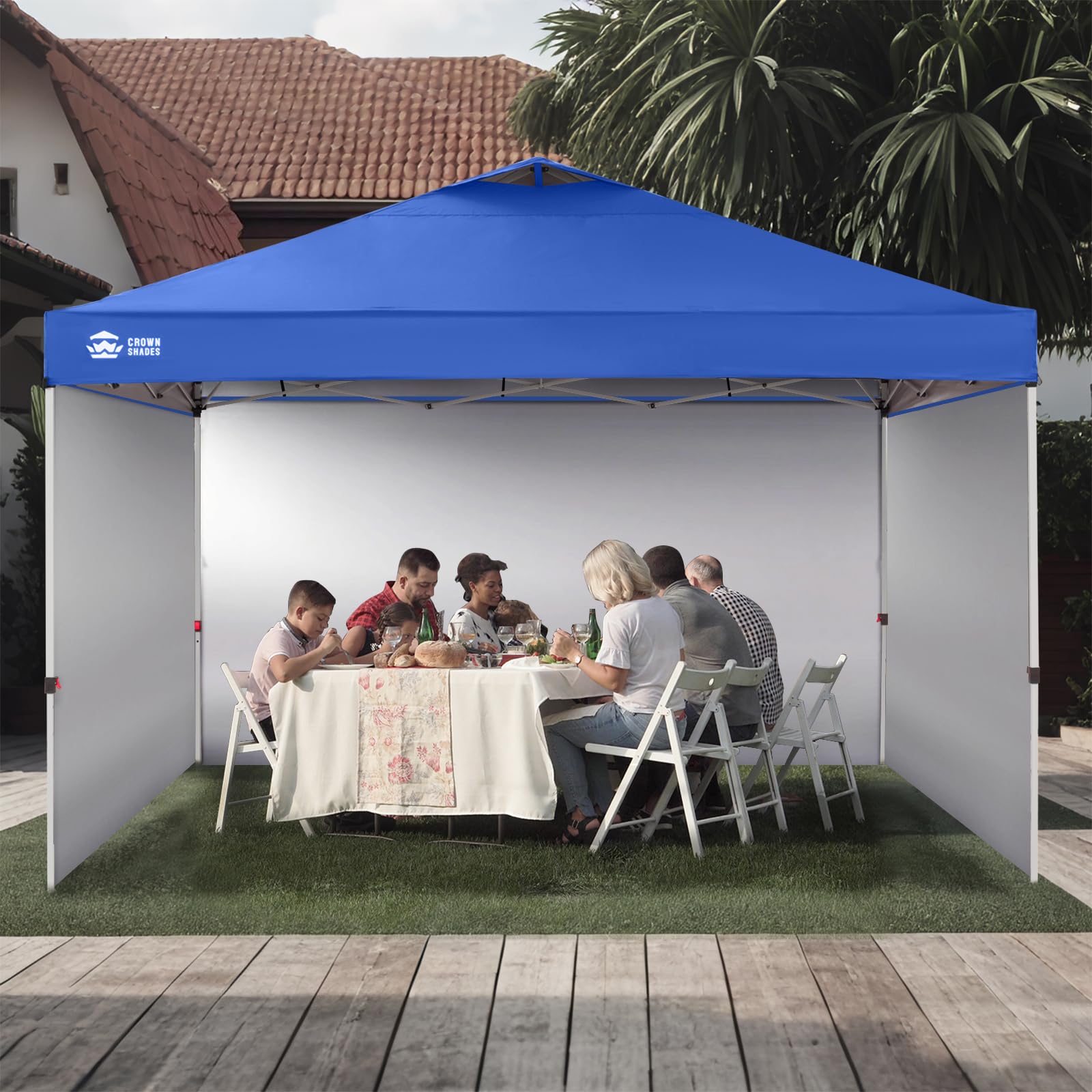 CROWN SHADES ambiente en jardín con familia usando el toldo y paneles cerrados