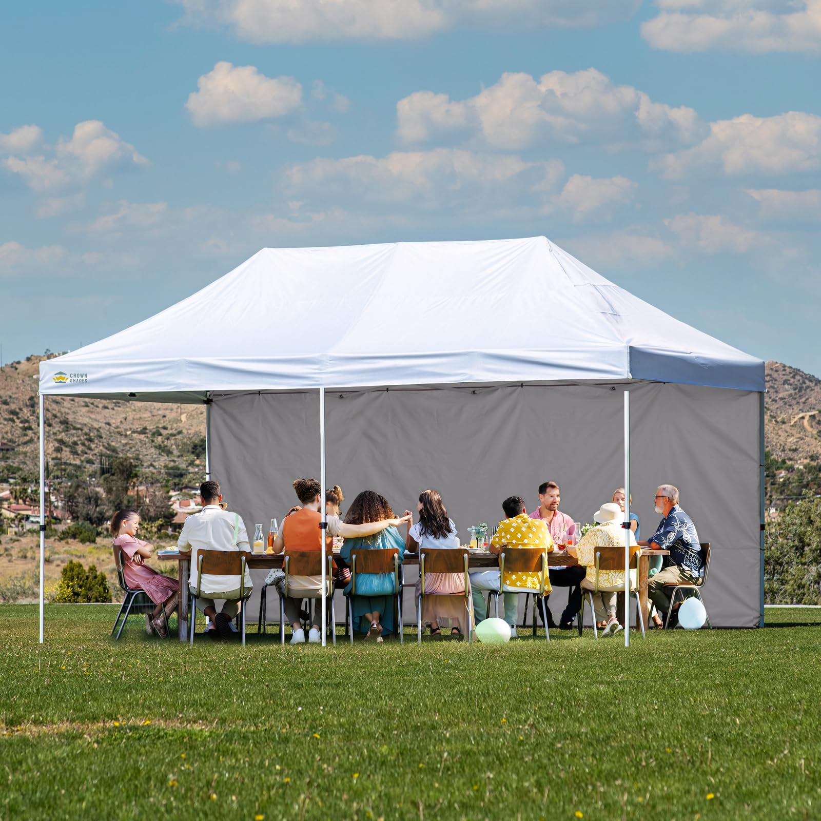 CROWN SHADES lateral instalada en evento mejorando privacidad