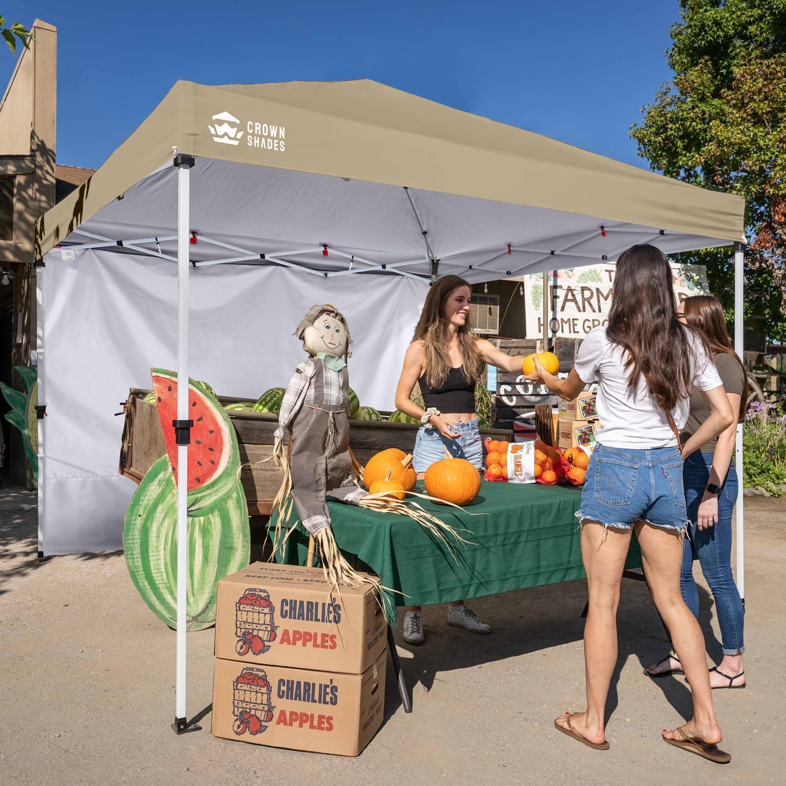 CROWN SHADES ambiente de jardín con panel aportando privacidad y confort