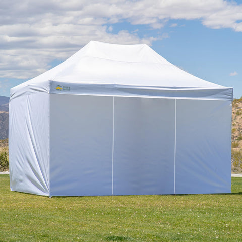 CROWN SHADES lateral instalado en evento aportando privacidad y sombra