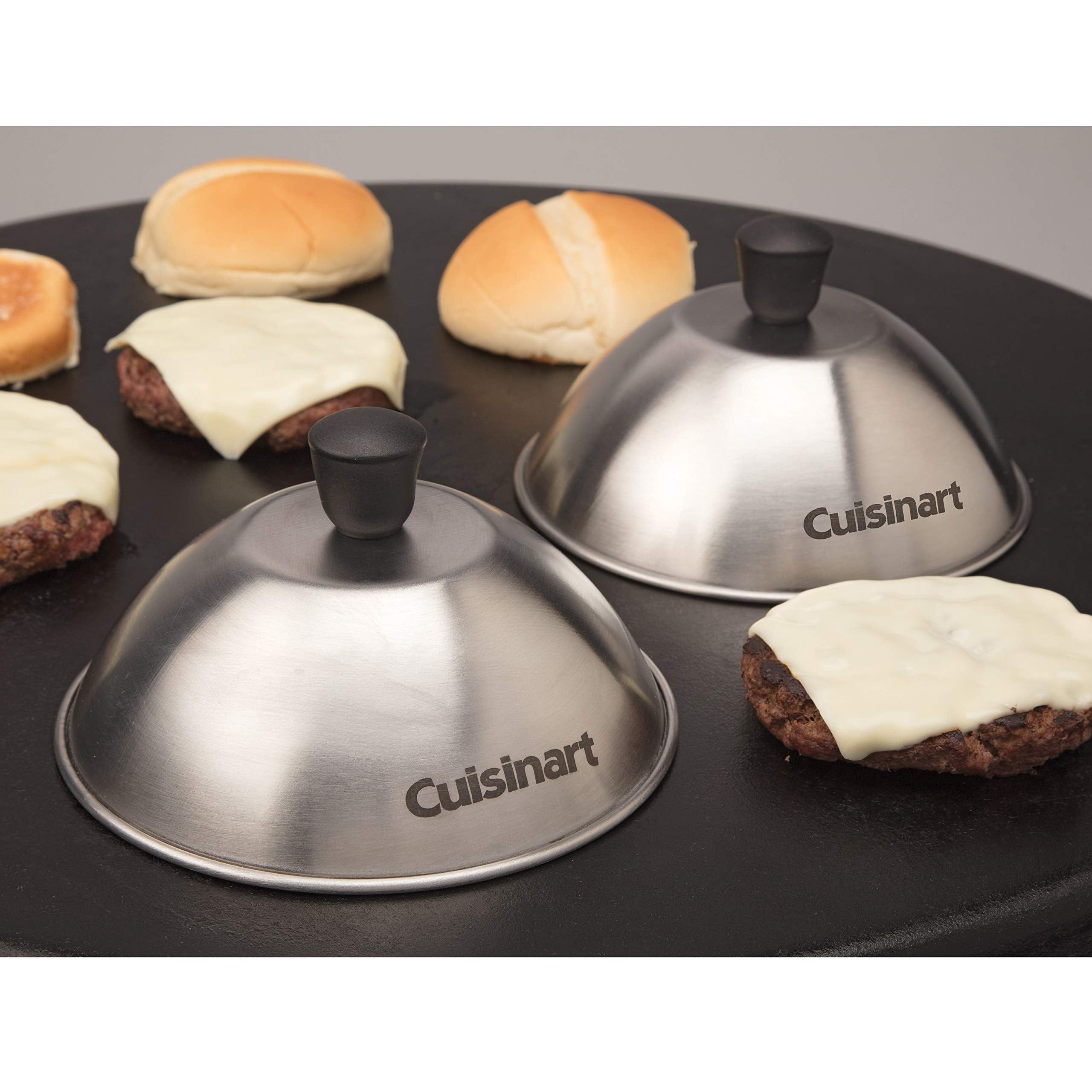 Cuisinart domo en uso sobre hamburguesa para fundir queso rápido