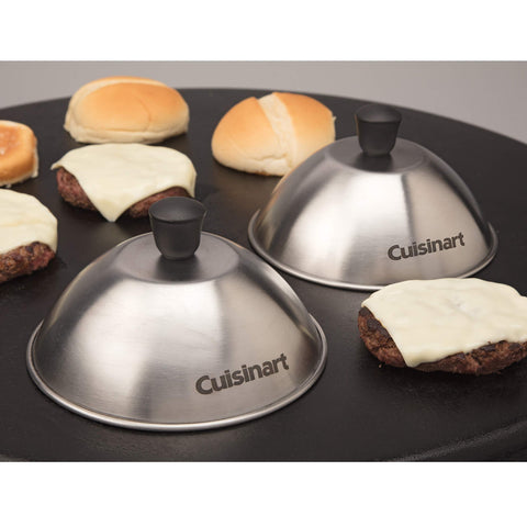 Cuisinart domo en uso sobre hamburguesa para fundir queso rápido