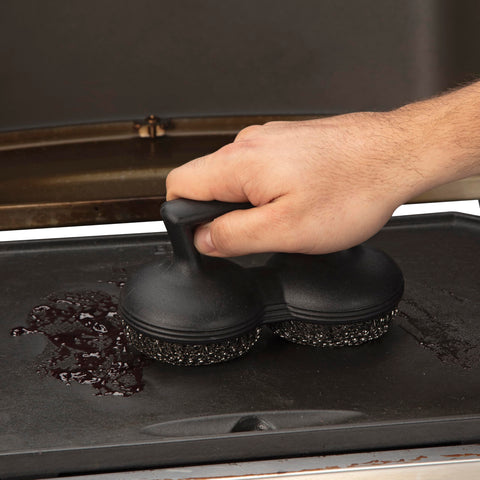Cuisinart Power Scour junto a una mano para comparar tamaño y control