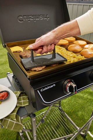 Cuisinart prensa presionando panini en sartén para acabado crocante