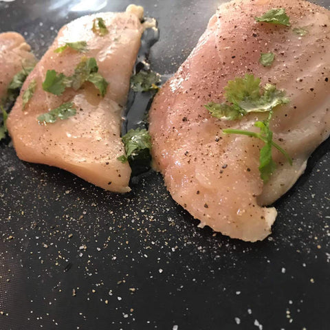 Daga AOOCAN en bandeja de horno protegiendo el fondo de manchas