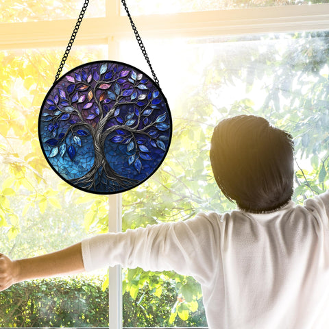 DASTOLL colgado en ventana proyectando reflejos coloridos y ambiente alegre