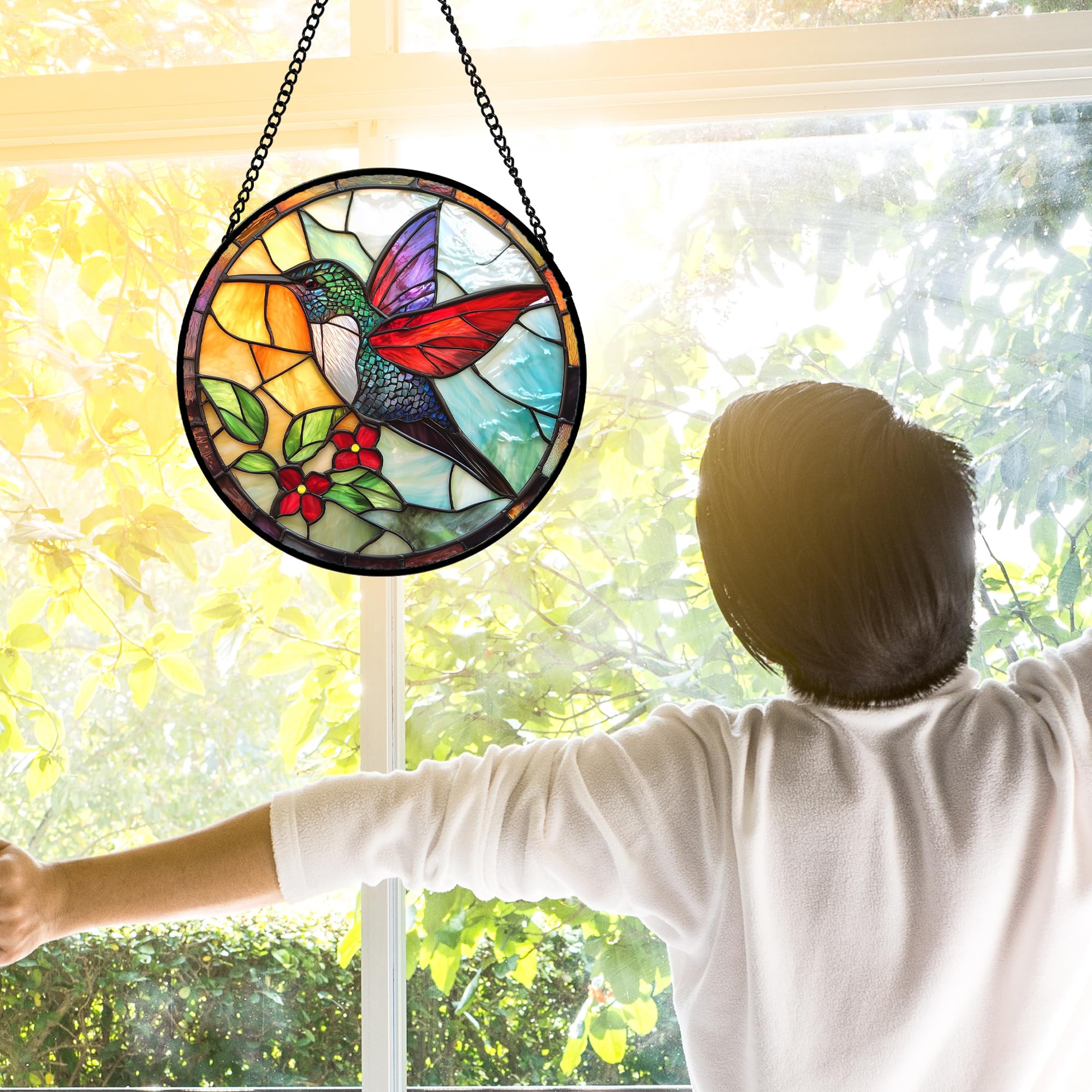 DASTOLL colgante en ventana con luz creando reflejos y ambiente cálido