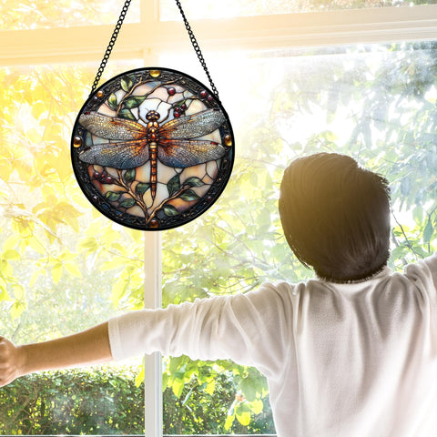 DASTOLL atrapasol en ventana con luz natural aportando colores vivos