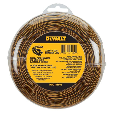 DEWALT hilo instalado en desbrozadora en uso para cortar maleza eficientemente