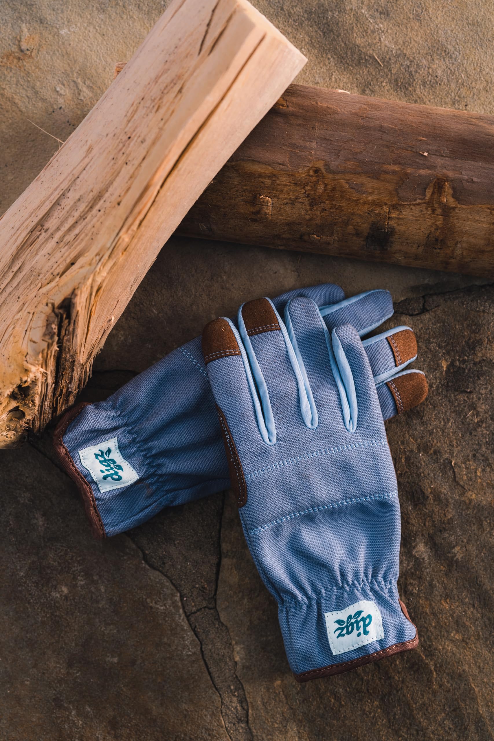 DIGZ guantes junto a una regla para comparar tamaño y ajuste