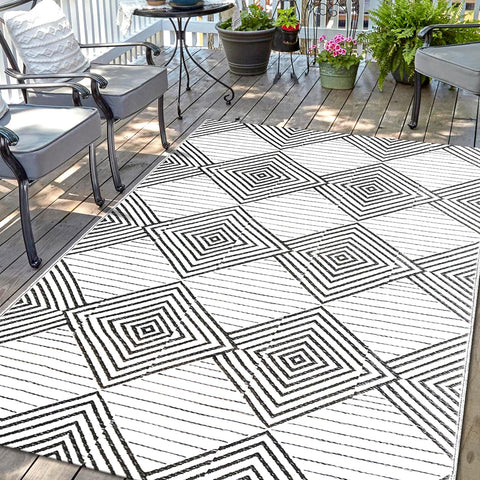 DiiKoo alfombra frontal mostrando patrón blanco y negro y protección exterior