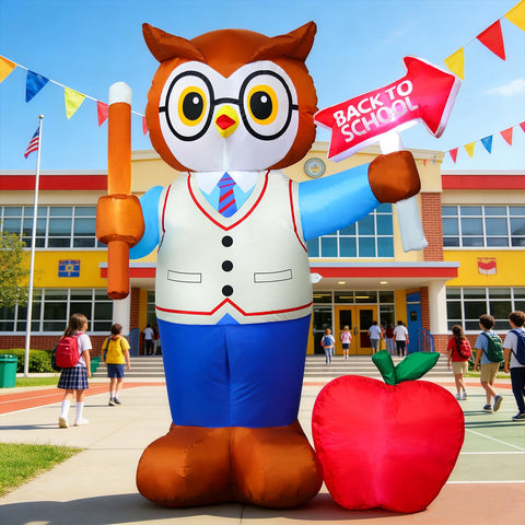DomKom búho profesor frontal mostrando bienvenida y tema escolar