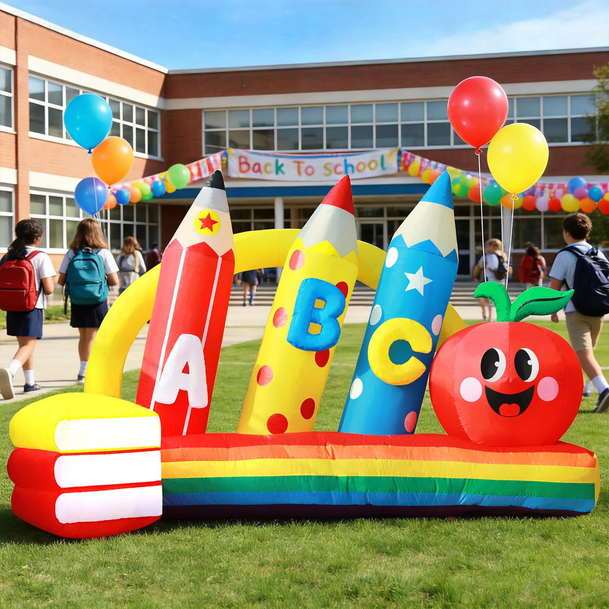 DomKom frontal del inflable con lápiz, manzana y libro iluminado, atrae miradas
