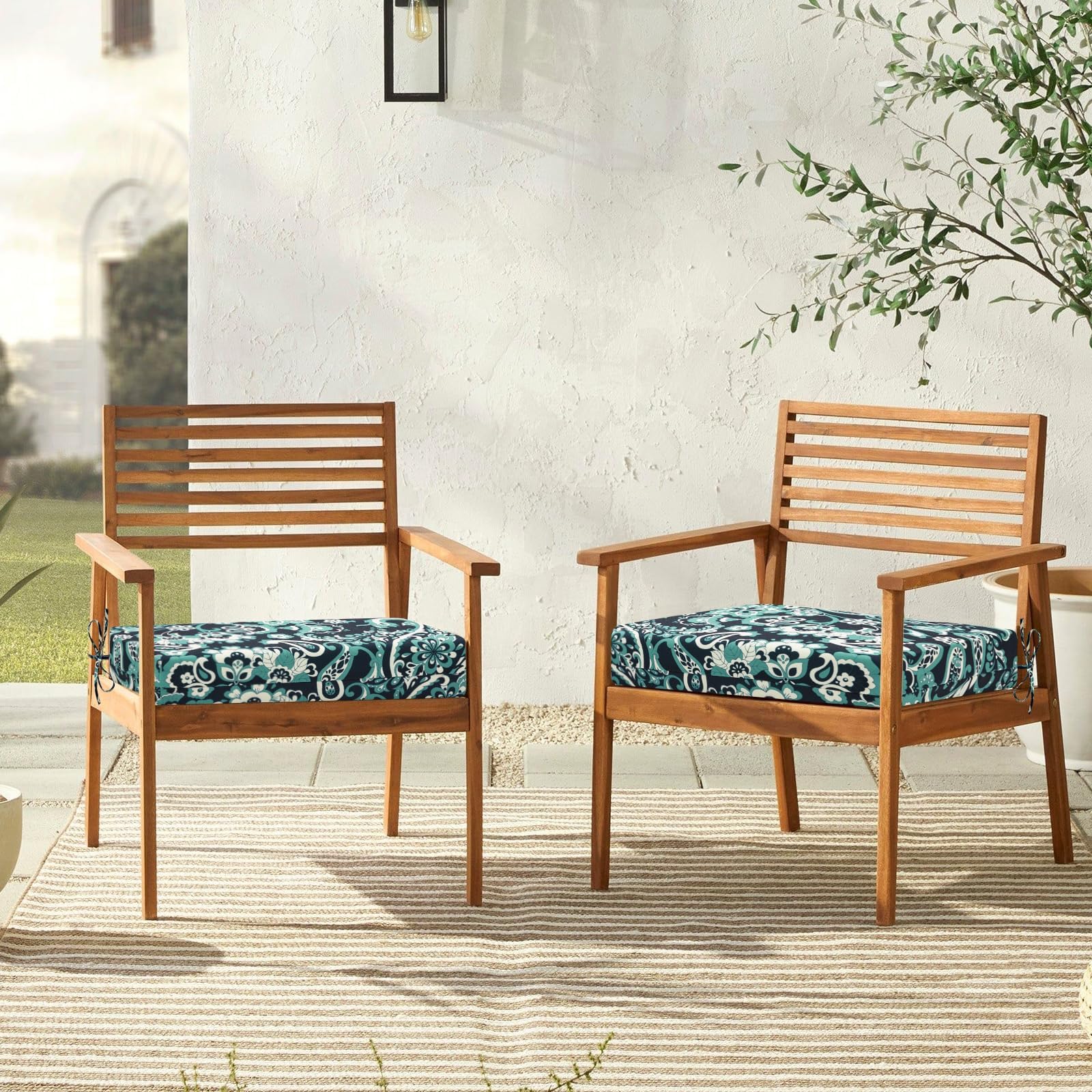 downluxe cojín en jardín con mesa, mejora estética del espacio exterior