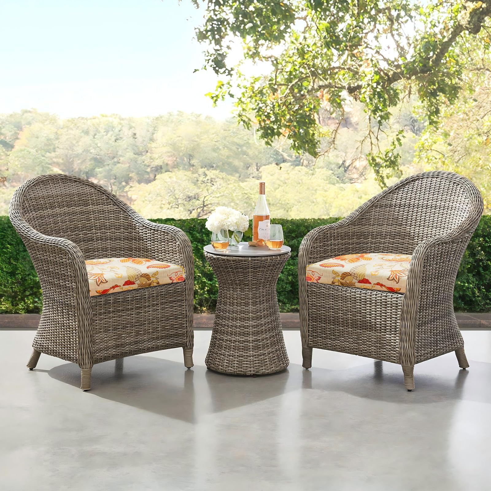 downluxe cojines en terraza decorada, mejora el aspecto y la funcionalidad exterior