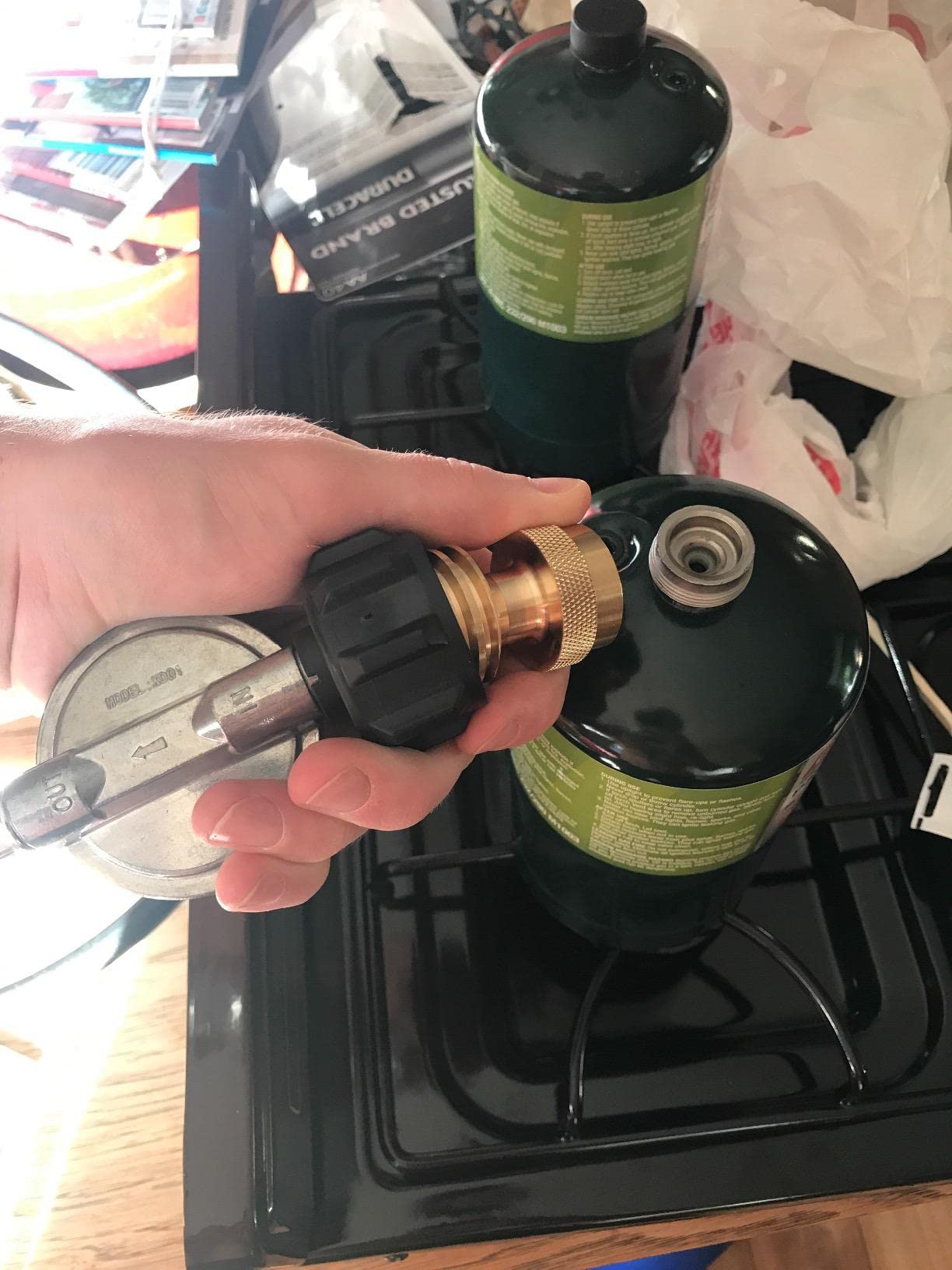 DOZYANT adaptador junto a una mano para mostrar tamaño compacto y portabilidad