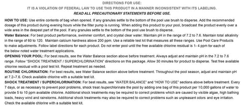 DryTec aplicando granulado en piscina con bomba en marcha, mejora claridad del agua