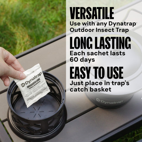 DynaTrap sachet abierto cerca de la trampa mostrando facilidad de uso