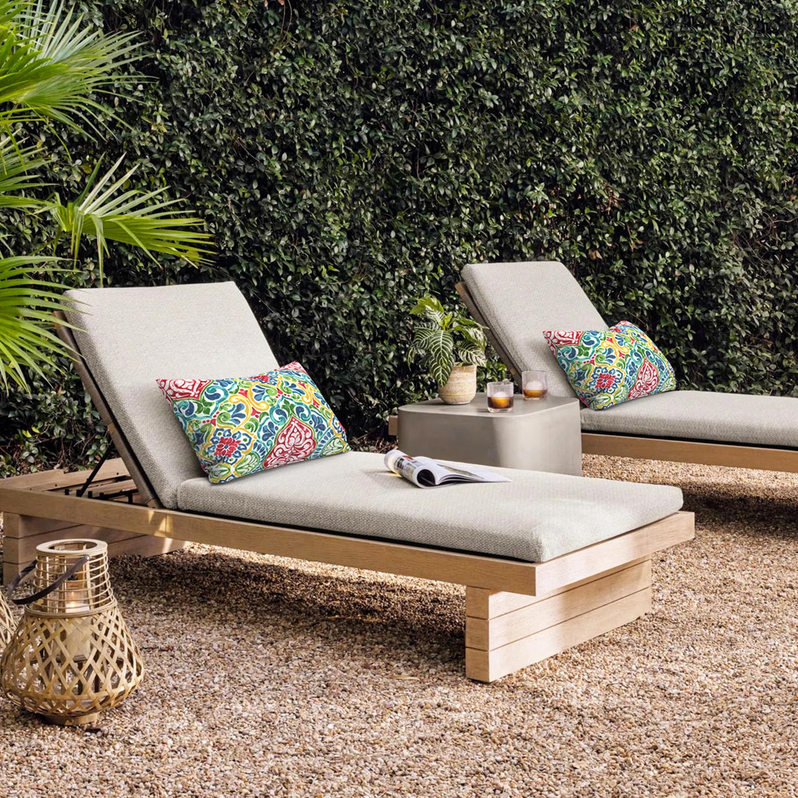 DYTXIII ambiente de terraza con cojines damasco rojo, estilo y durabilidad