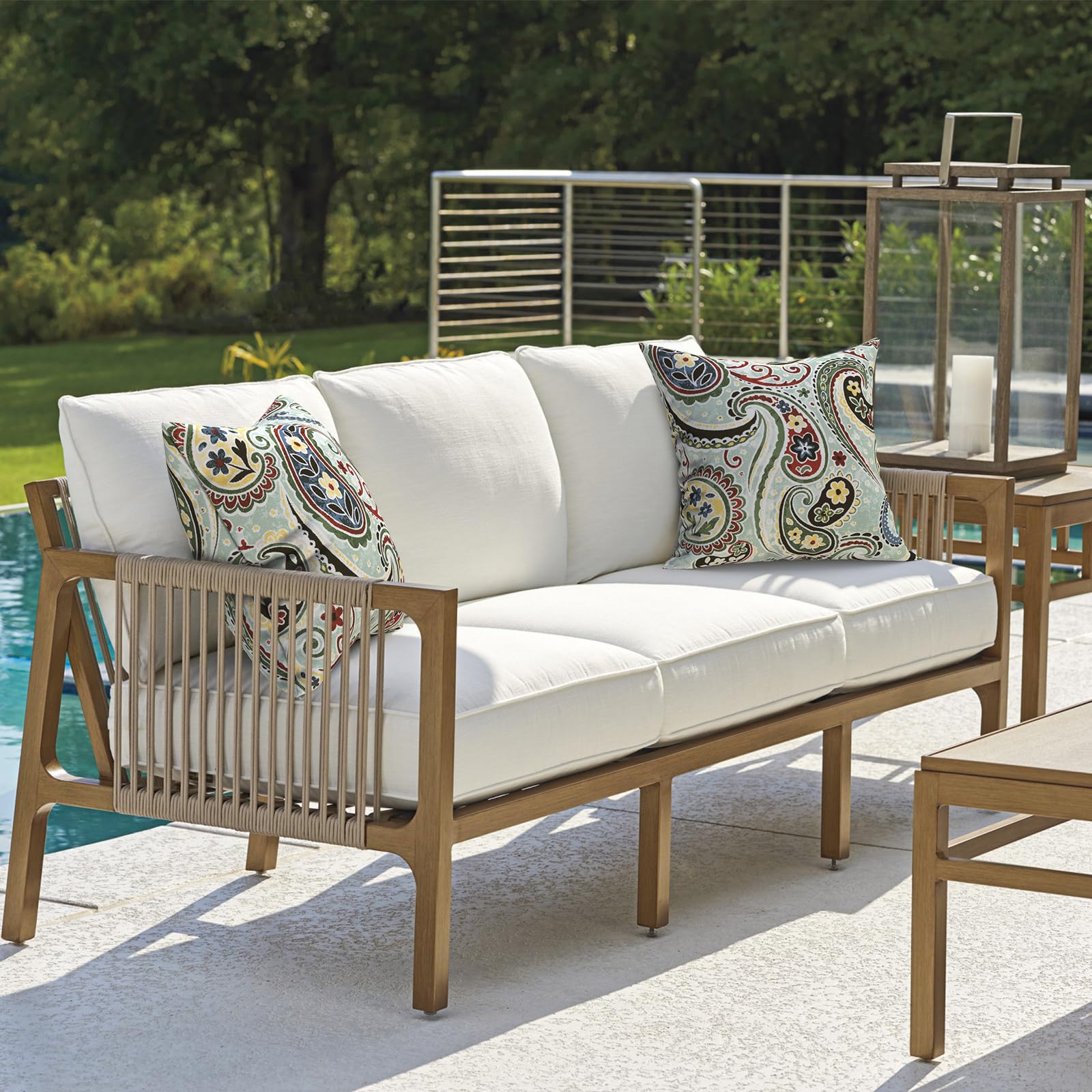 DYTXIII ambiente de patio con cojines que realzan decoración exterior