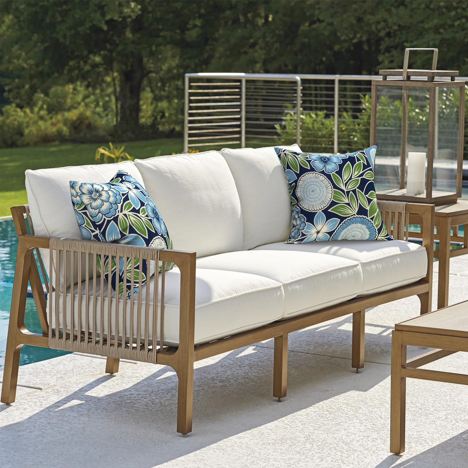 DYTXIII ambiente de patio con cojines que realzan la decoración exterior