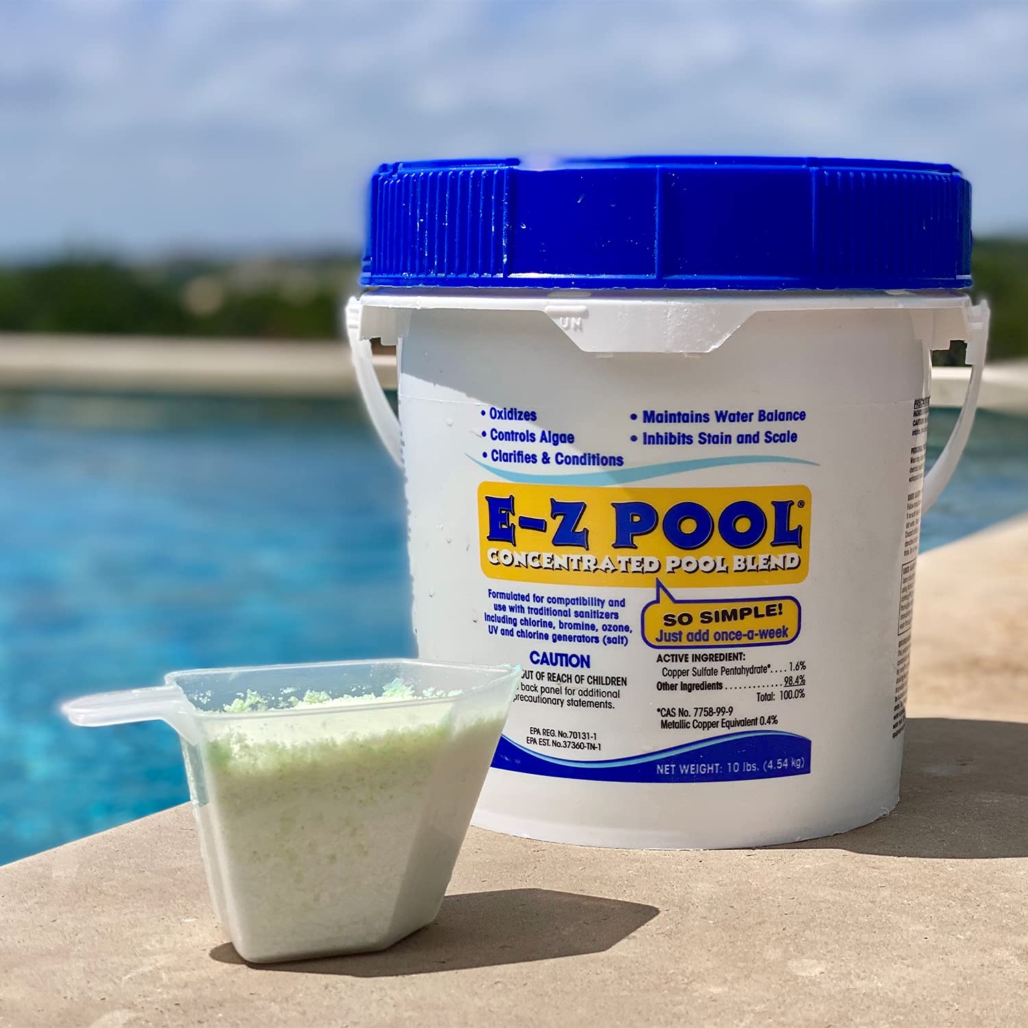 E-z Pool polvo granular en mano demostrando textura para dosificar