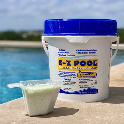 E-z Pool polvo granular en mano demostrando textura para dosificar