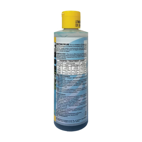 EasyCare vertiendo en fuente ornamental para eliminar algas y aclarar agua