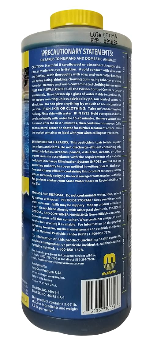 EASYCARE Pooltec en uso vertiéndose en piscina para agua más clara
