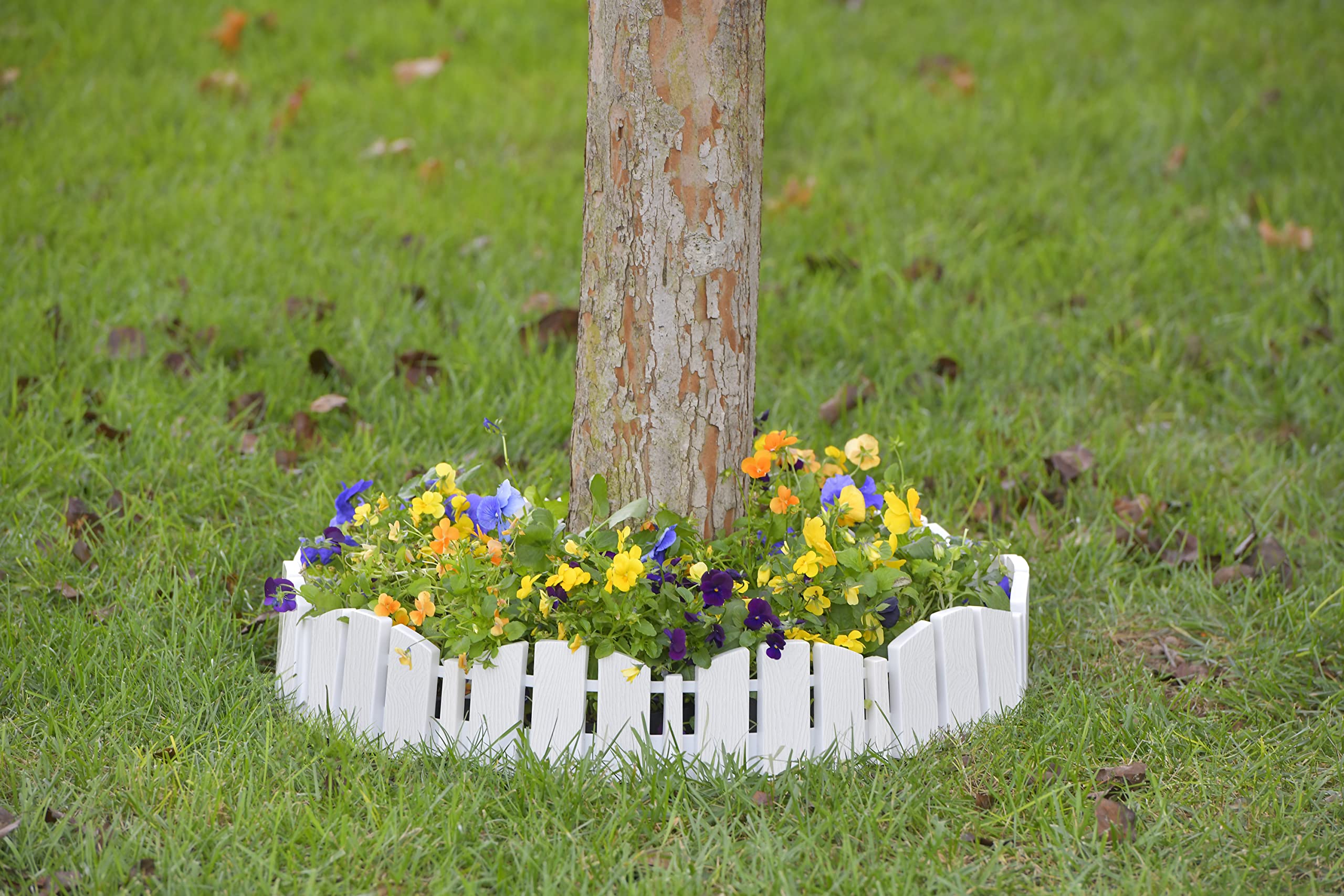 EasyFlex borde blanco en jardín realzando flores y organización del parterre