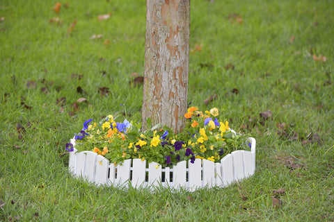 EasyFlex borde blanco en jardín realzando flores y organización del parterre