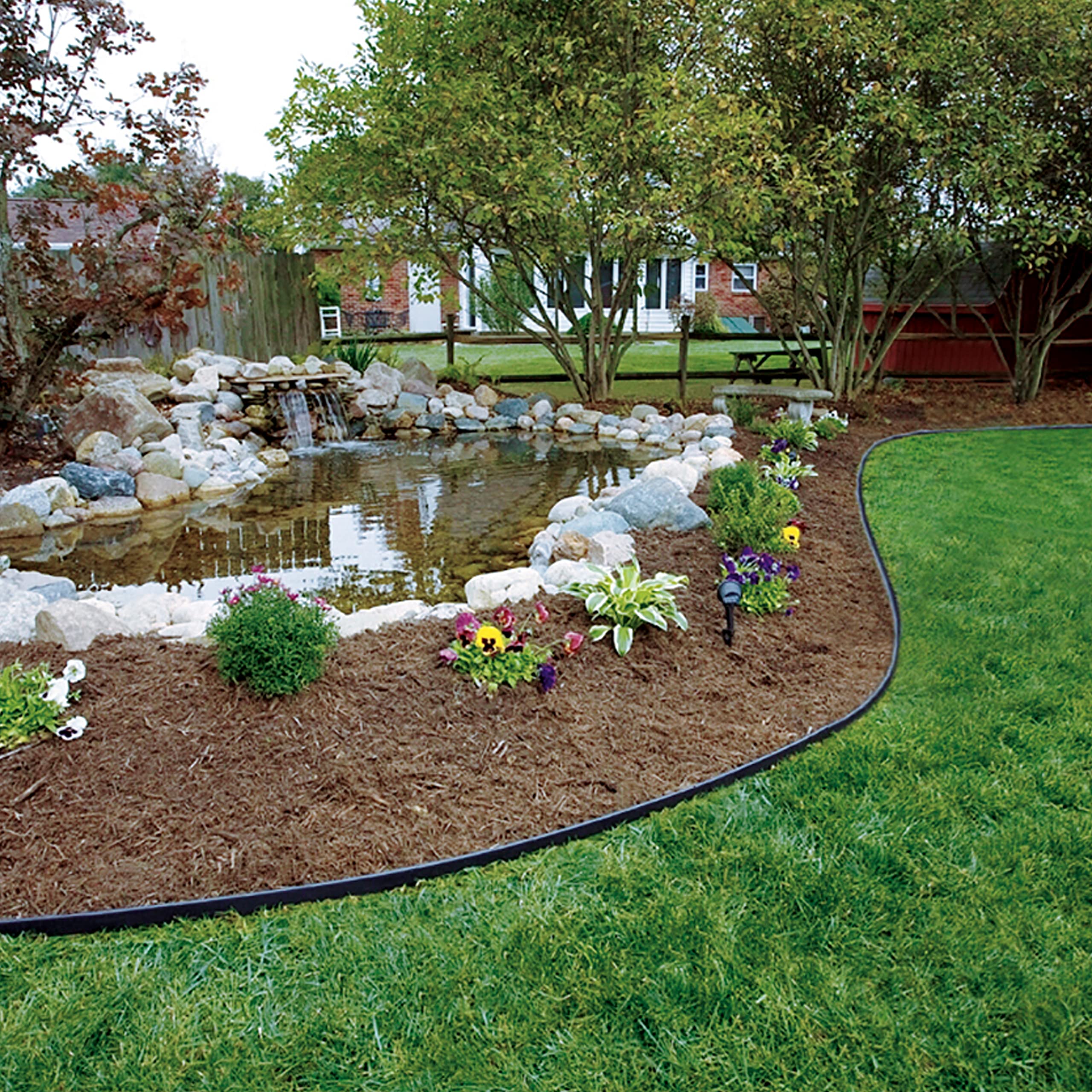 EasyFlex borde en jardín terminado con césped y flores, aspecto profesional