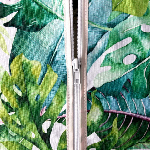 EHouseHome mesa redonda en jardín con mantel puesto, apariencia cuidada