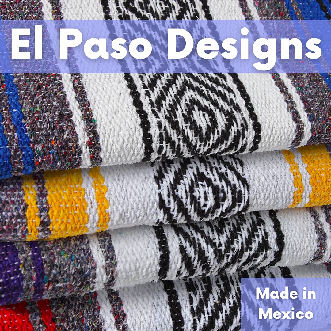 El Paso Designs manta colocada sobre cama para comparar tamaño y cobertura