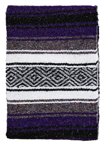 El Paso Designs manta colocada en salón aporta estilo bohemio