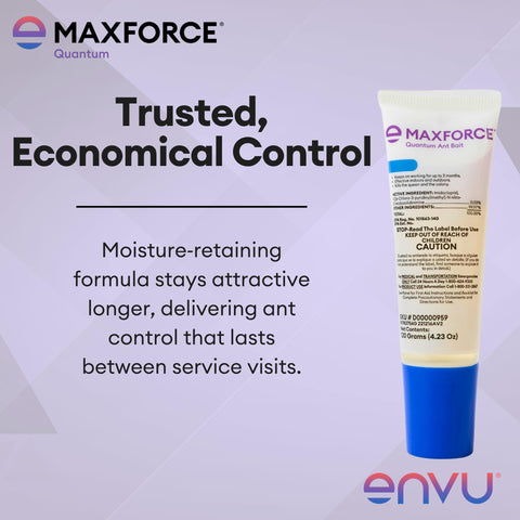 Envu Maxforce Quantum tubo en mano para comparar tamaño y manejo fácil
